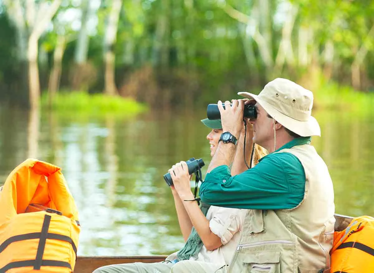Turistas realizando recorrido en bote la Reserva Nacional Pacaya Samiria.