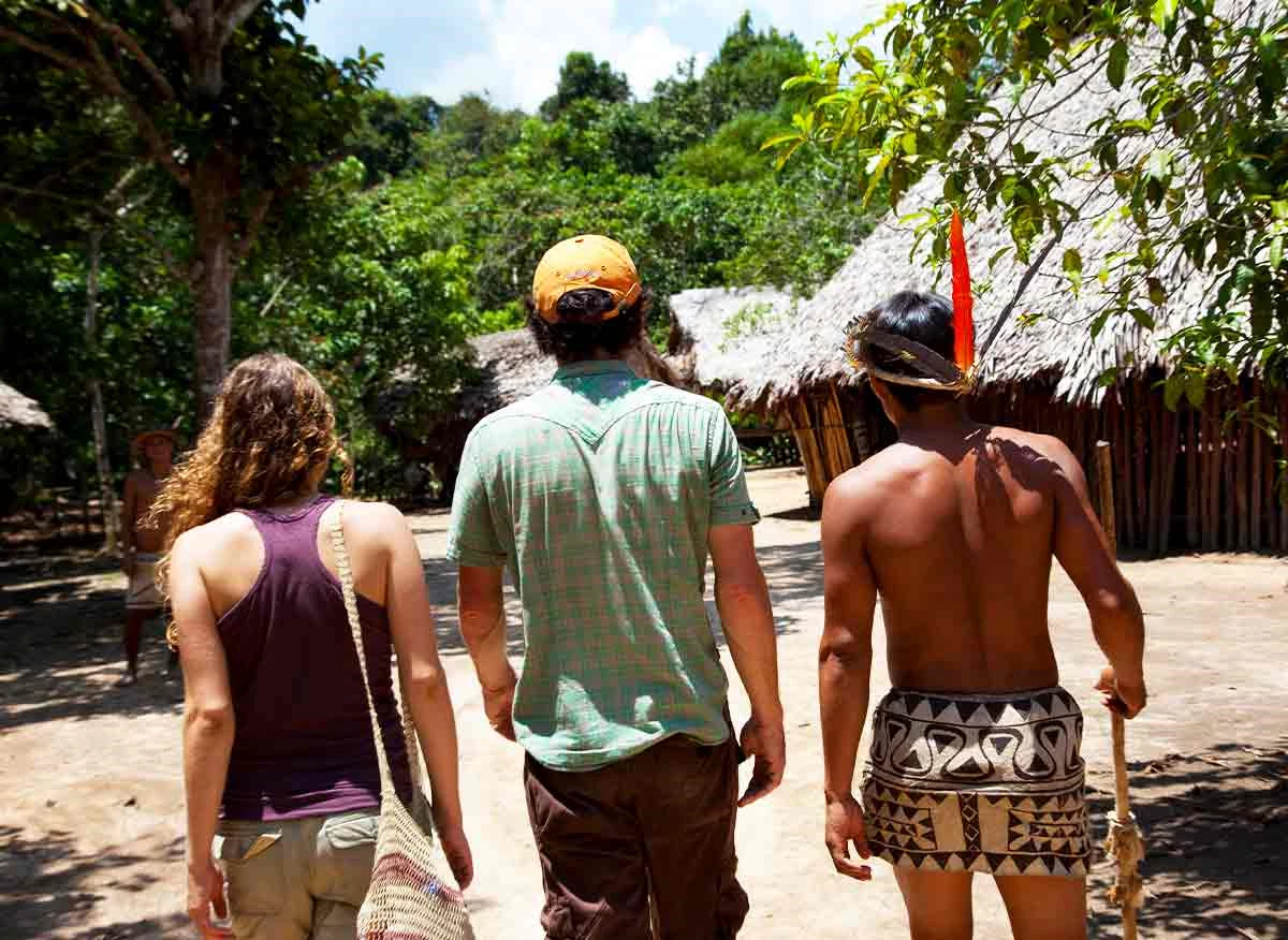 Turistas y nativo de la Comunidad Nativa Bora de San Andrés.