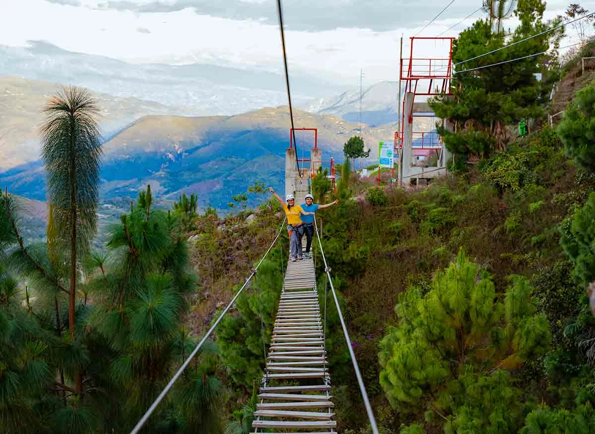 Turistas en juegos extremos en Mirador Cerro Campana en San Ignacio, Cajamarca.