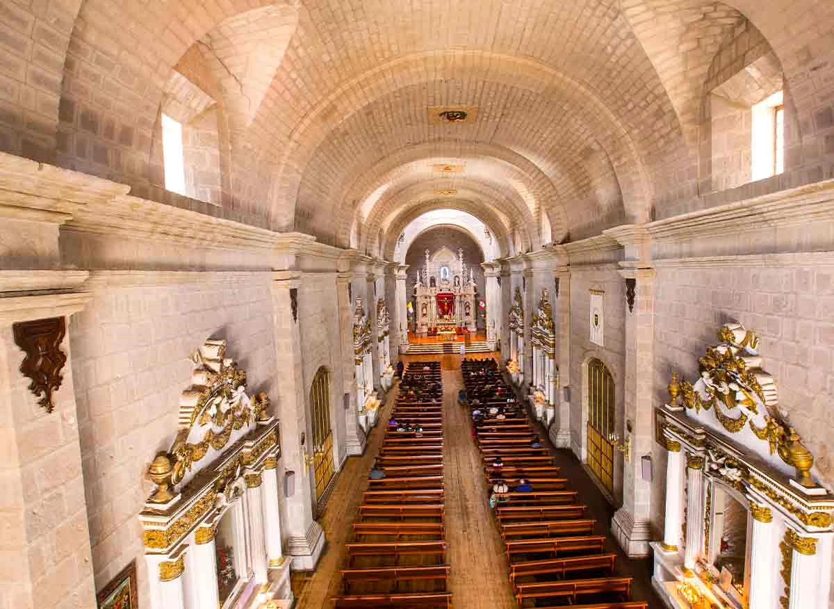 Interior de la Basílica Menor de la Catedral de Puno.