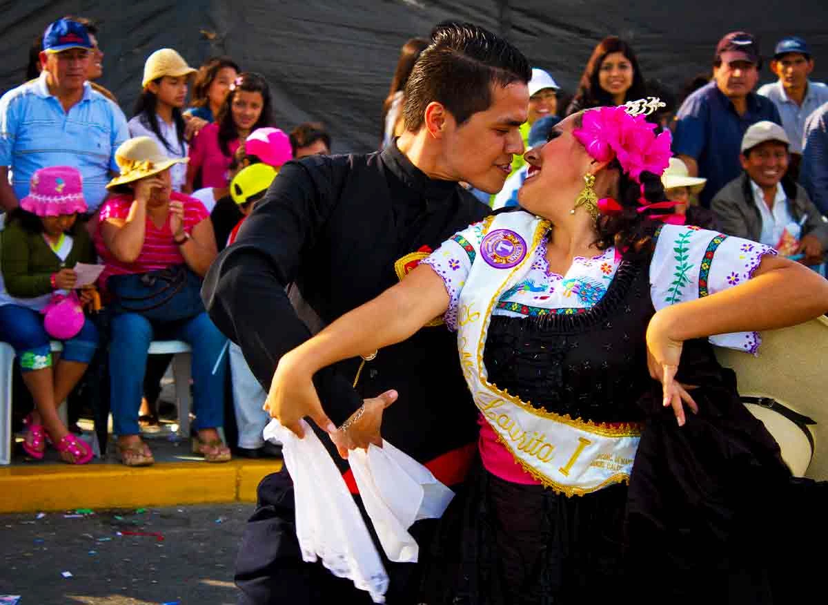 Bailarines de marinera en el Corso por el Festival de la Primavera
