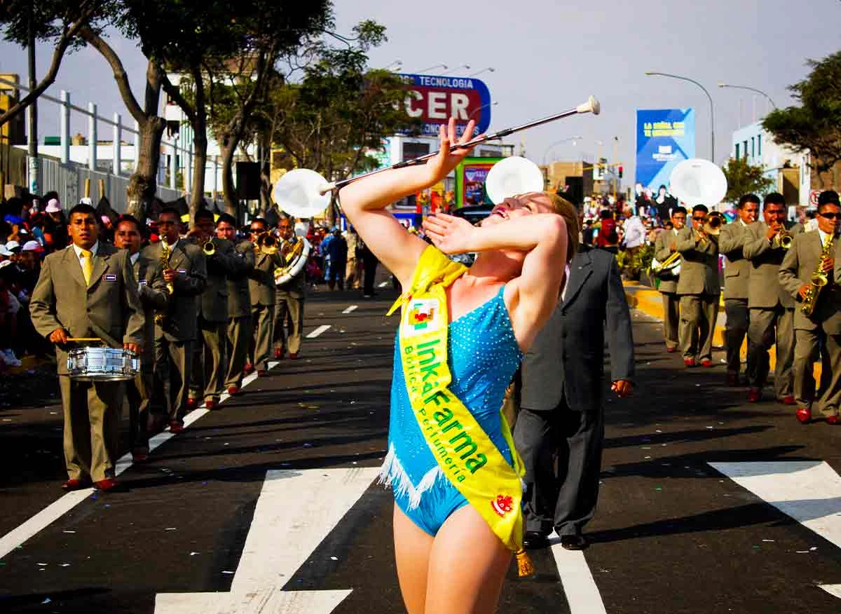 Huaripolera en el Corso por el Festival de la Primavera