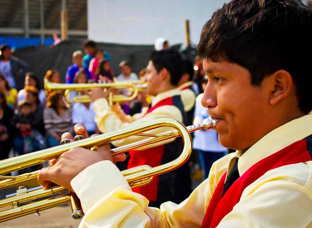 Banda de música en el Corso por el Festival de la Primavera