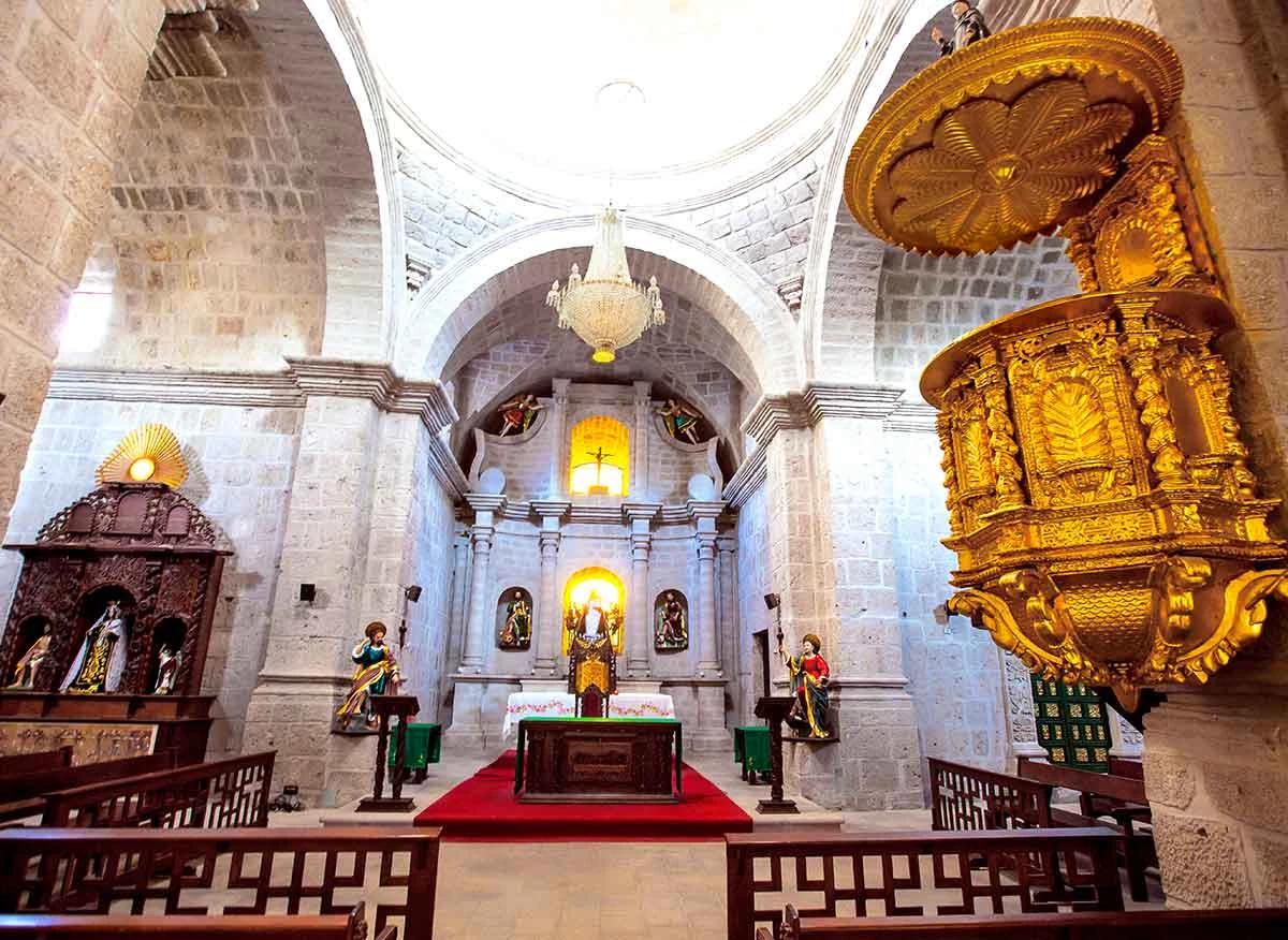 Iglesia San Agustín de Torata. | Interior de la iglesia San Agustín de Torata.