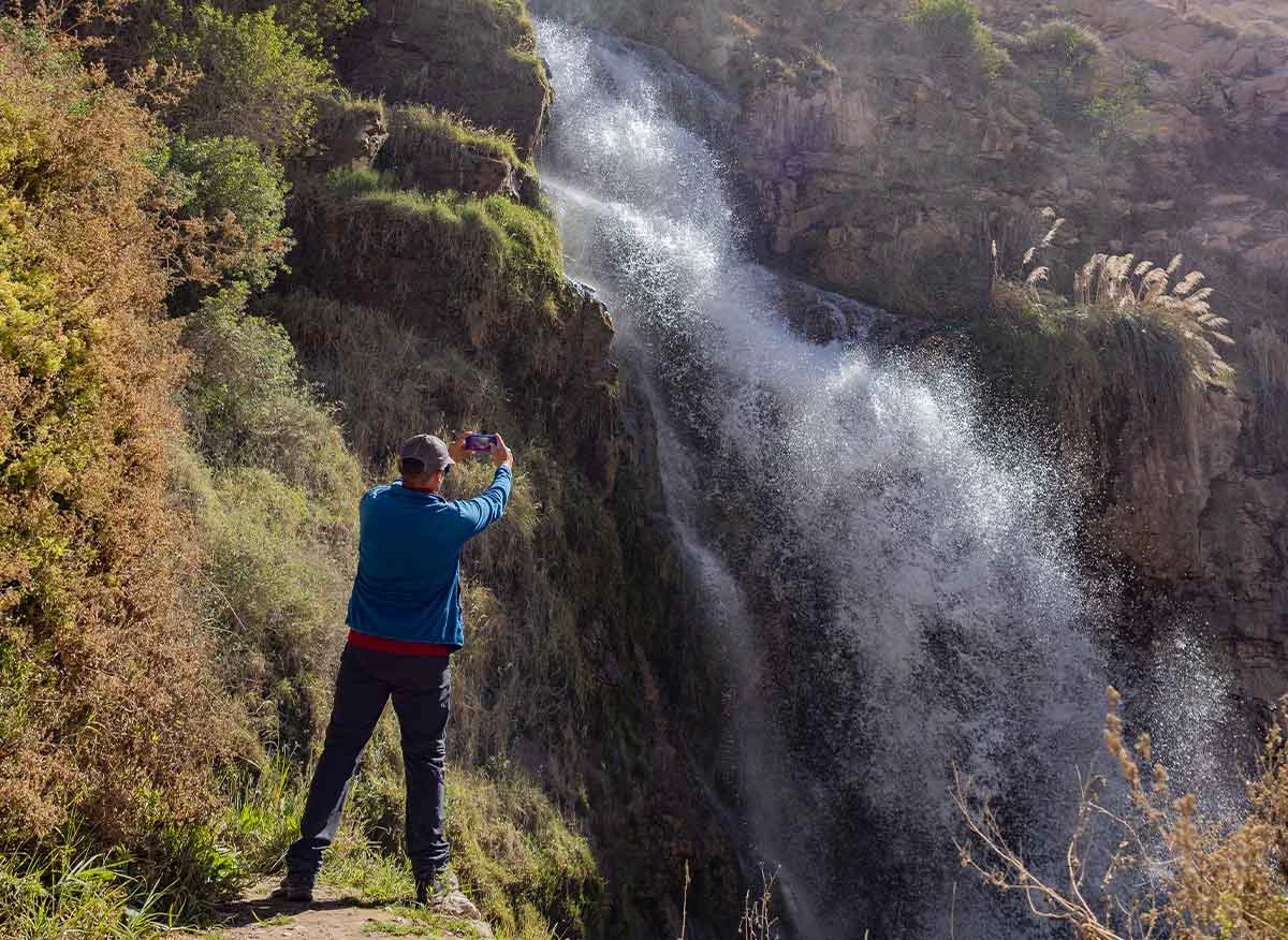 Turista en la catarata de Mollejasa en Torata