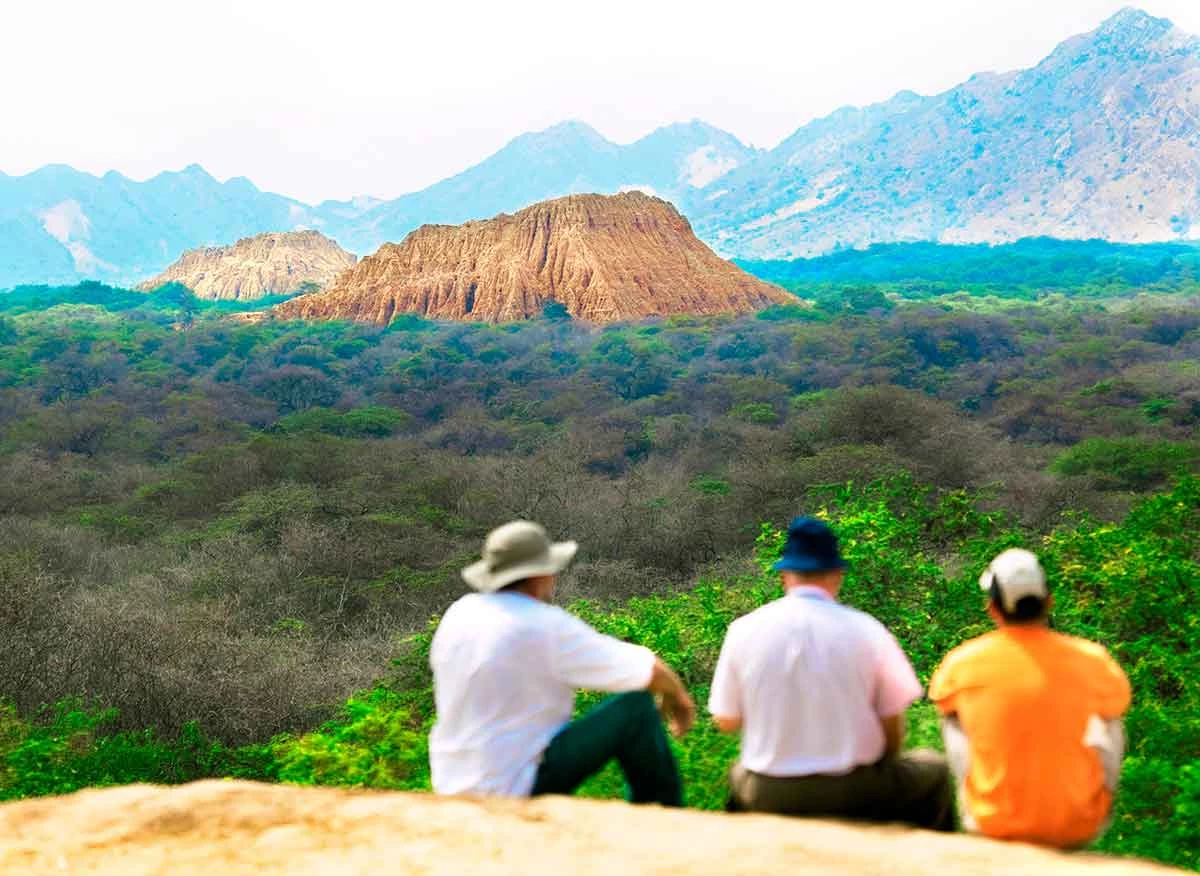 Turistas en el Santuario Histórico Bosque de Pómac, Lambayeque