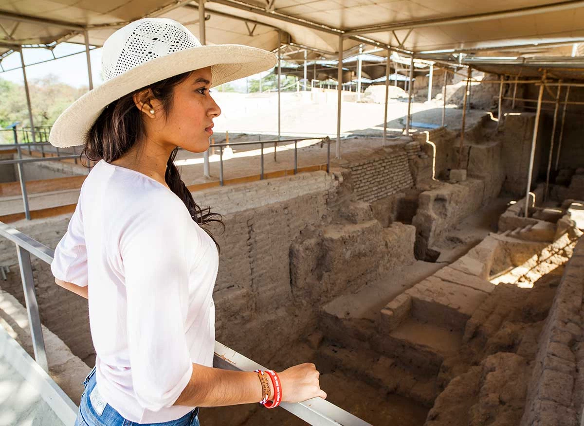 Turista en el Complejo Arqueológico Huaca Rajada.