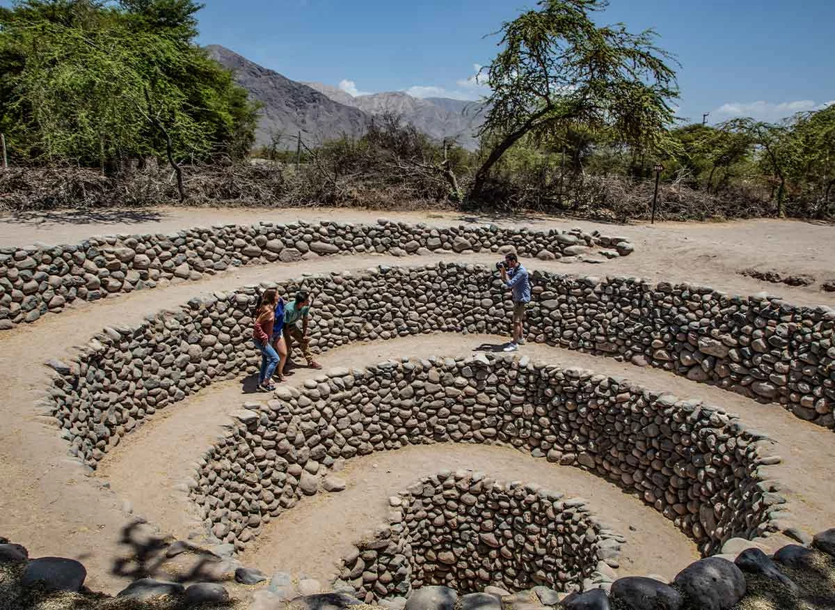 Turistas en los acueductos de Cantalloc
