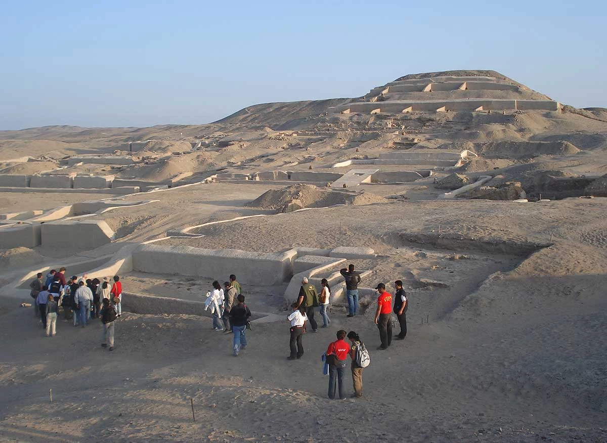 Turistas en Cahuachi.