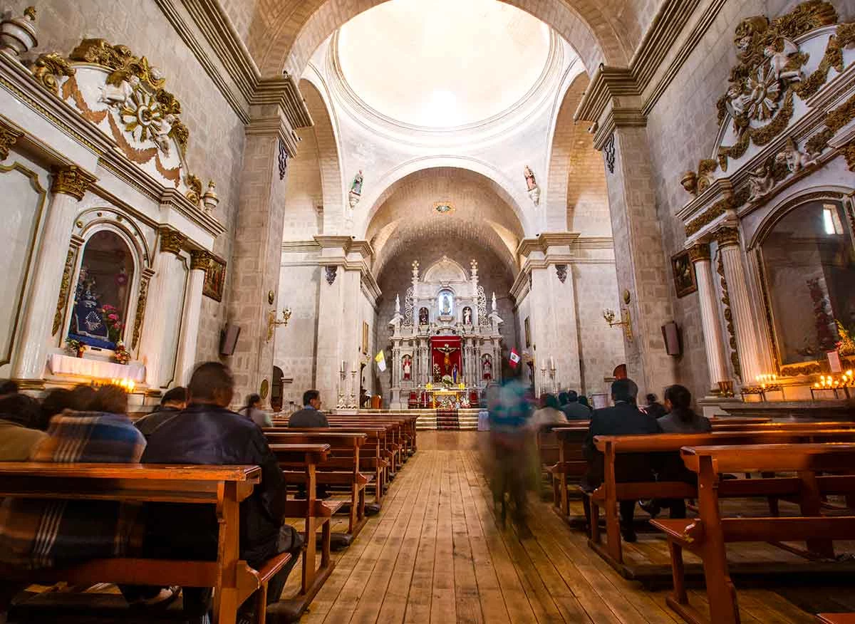 Interior de la Basílica Menor de la Catedral de Puno.