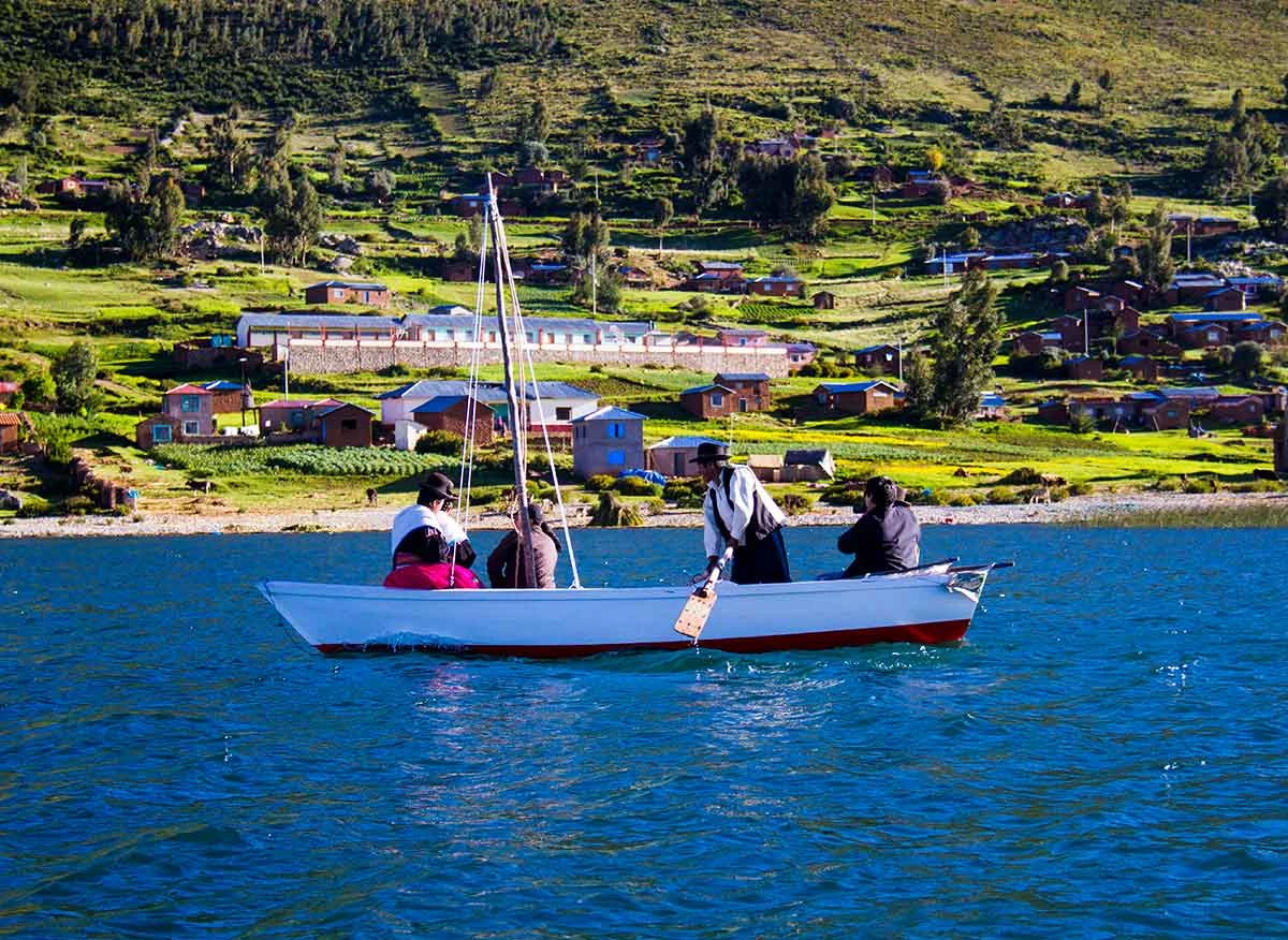 Paseo en bote de la comunidad de Luquina Chico en el lago Titicaca.