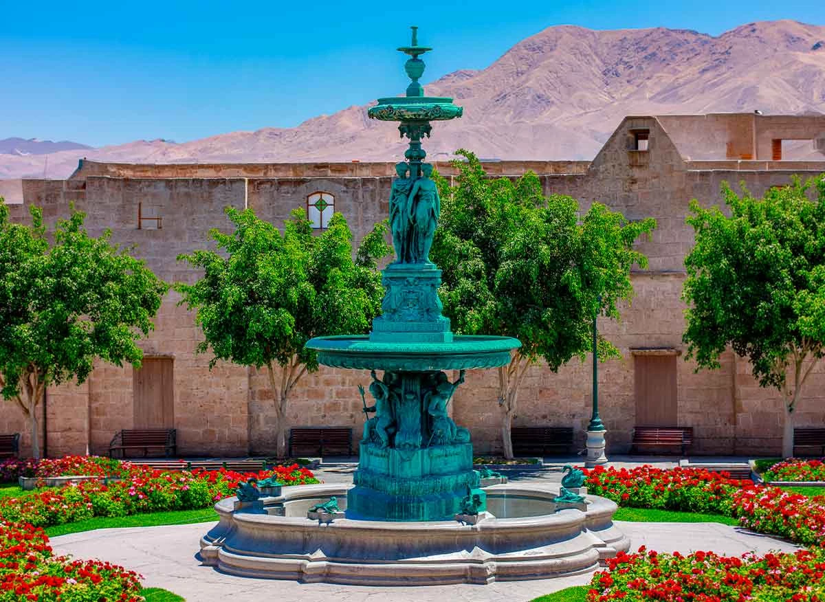 Pileta en la Plaza de Armas de Moquegua