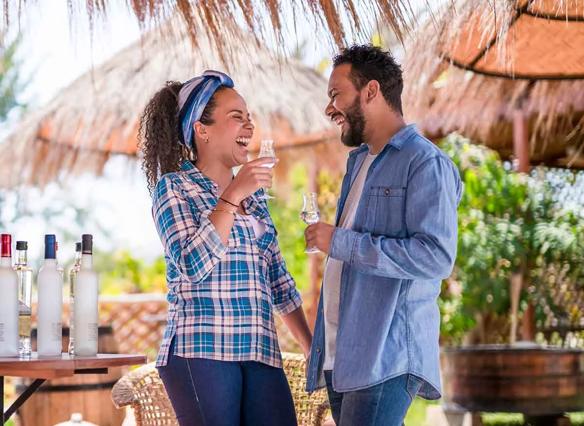 Pareja en la ruta del Pisco en Moquegua