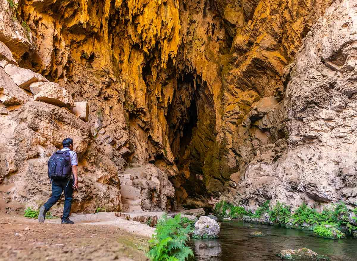 Turista ingresando a la Gruta de Huagapo, Tarma.