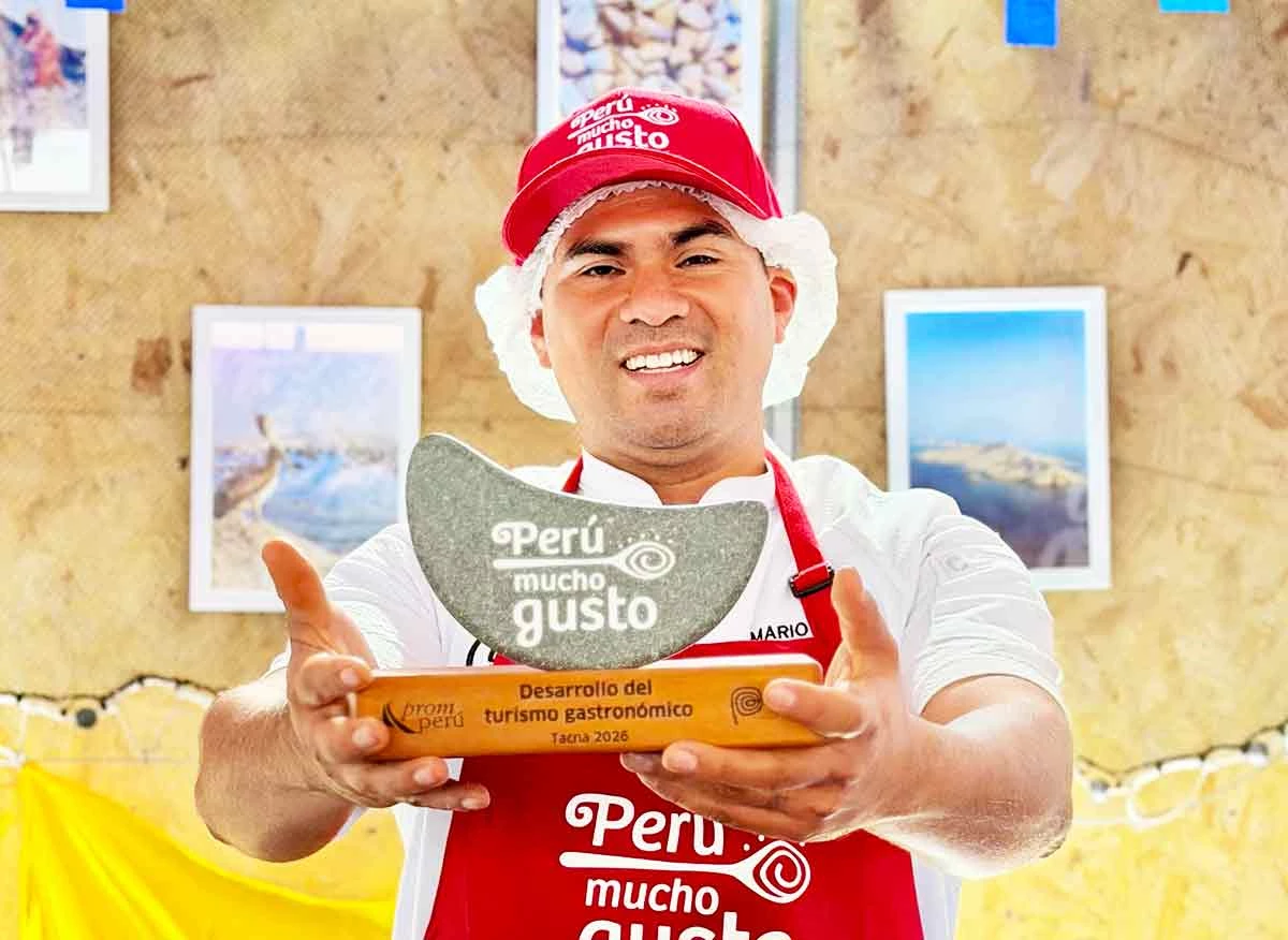 Representante de Cevichería Cuchito, Premio Desarrollo del Turismo Gastronómico